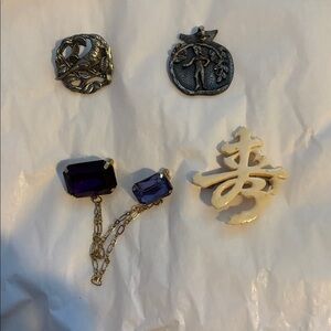 Lot of 4 brooches